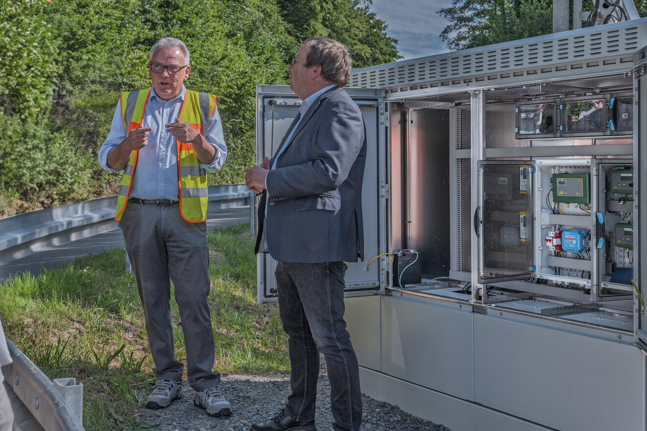 NRW-Umweltminister Oliver Krischer und Roland Funke vom LANUK, vor der Pegelstation, Foto: Günther Ortmann Gewässerkundlicher Pegel