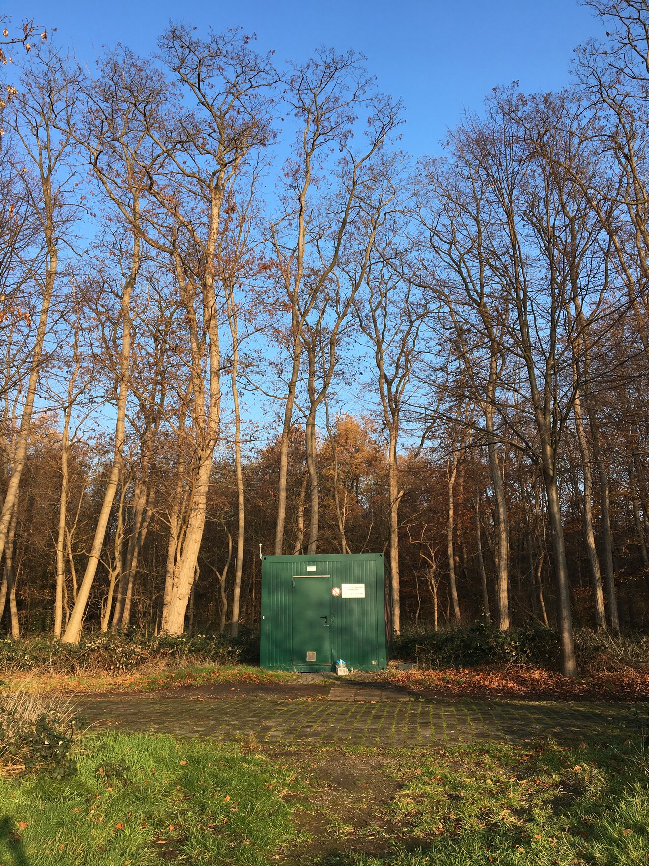 Das Bild zeigt eine Messstation zur intensivierten Gewässerüberwachung in NRW.