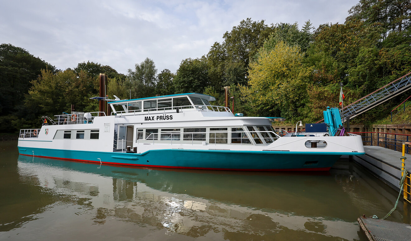 Das Bild zeigt die Max Prüss vor Anker in den Homberger Rheinanlagen.