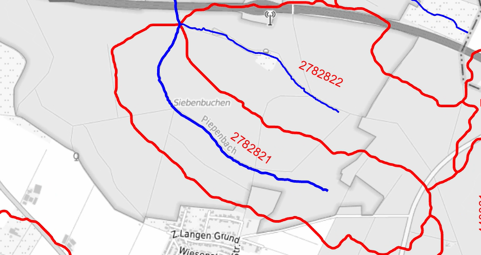 Der Datenbestand enthält zudem die Basiseinzugsgebiete (in NRW die unterste Hierarchiestufe der Einzugsgebiete) der Fließgewässer mit Gewässerkennzahl als Polygone. Jedes Basiseinzugsgebiet ist durch eine eindeutige Gebietskennzahl (rot) ausgewiesen.