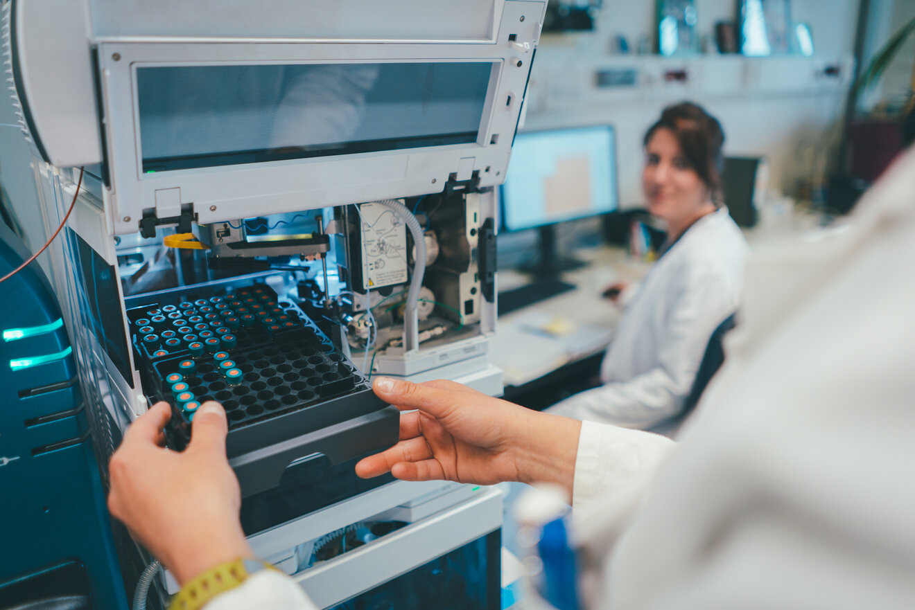 Proben werden untersucht, Foto: KNSY Photographie Labor