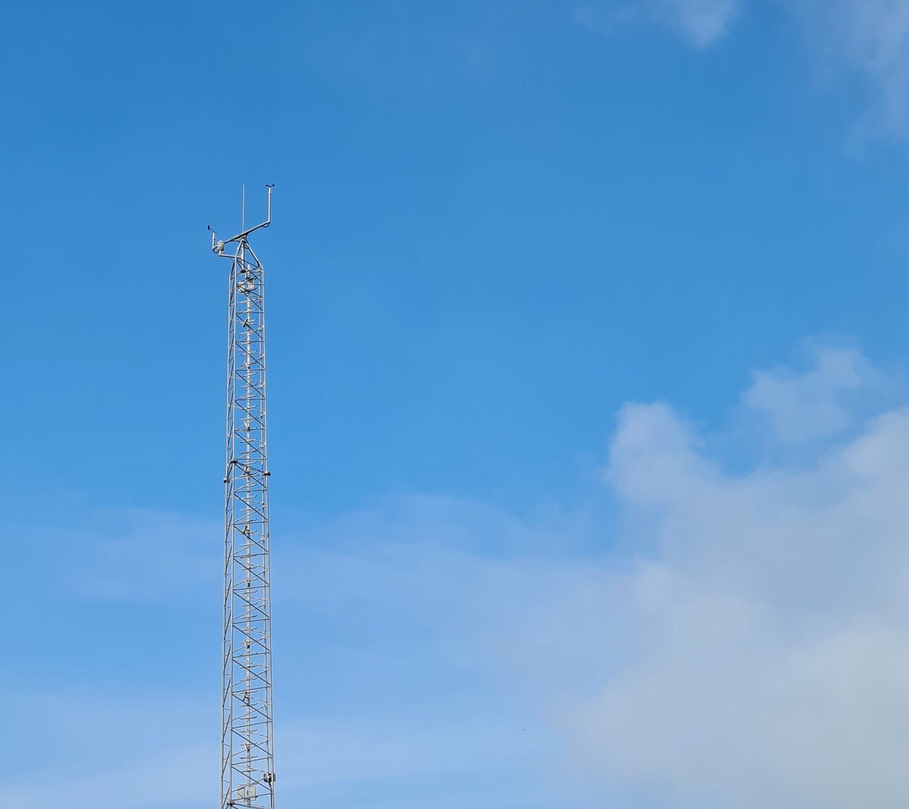 Bild einer Messstation mit Gittermast