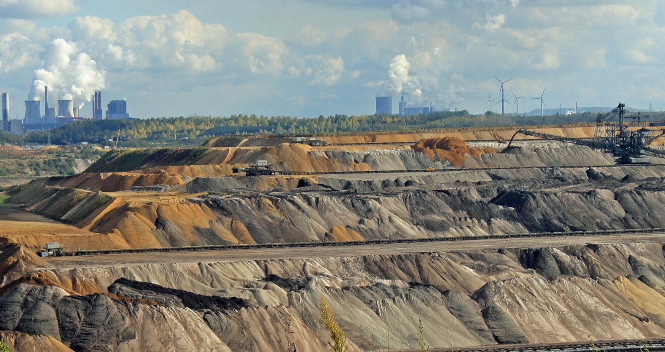 kraftwerk, konventionell, atomkraftwerk, kohlekraftwerk, gaskraftwerk, energieindustrie, alternative, energie, energiewende, energietransport, wechselstrom, wechselspannung, elektrizität, strom, spannung, stromleitung, leistung, hochspannung, transformator, generator, wind, erdöl, kohle, schornstein, kamin, kohlendioxid, fossiler, brennstoff, abgas, umwelt, umweltschutz, architektionisch, blau, himmel, textfreiraum, schaltfeld, isolator, erzeuger, verbraucher, lebensgefahr, braunkohle, tagebau, garzweiler, frimmersdorf, grevenbroich, grube