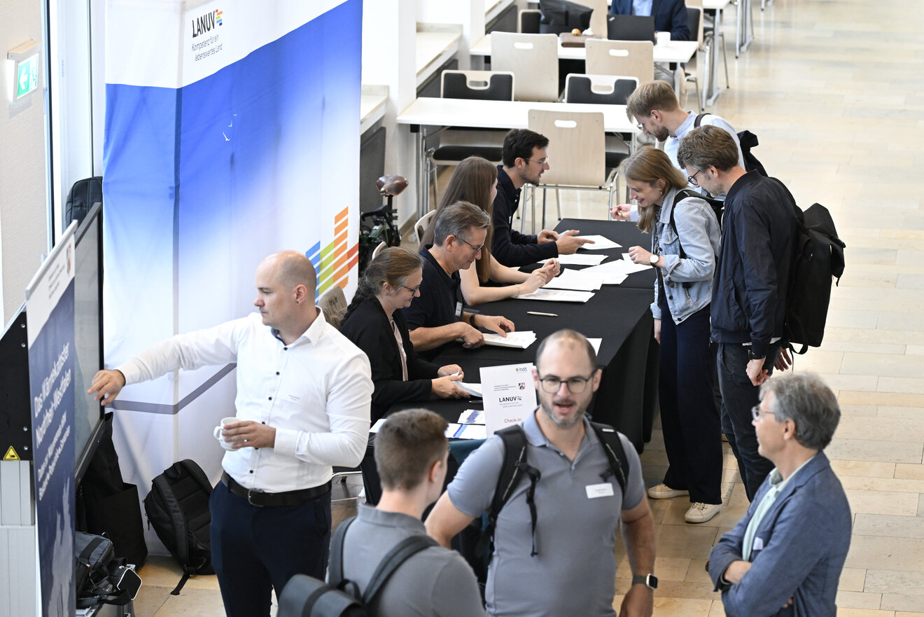 Klimastand bei der Veröffentlichung der Wärmestudie NRW. Eine Person steht am Bildschirm. Zusätzlich ist die Anmeldung zur Veranstaltung zu sehen. Foto: Buck