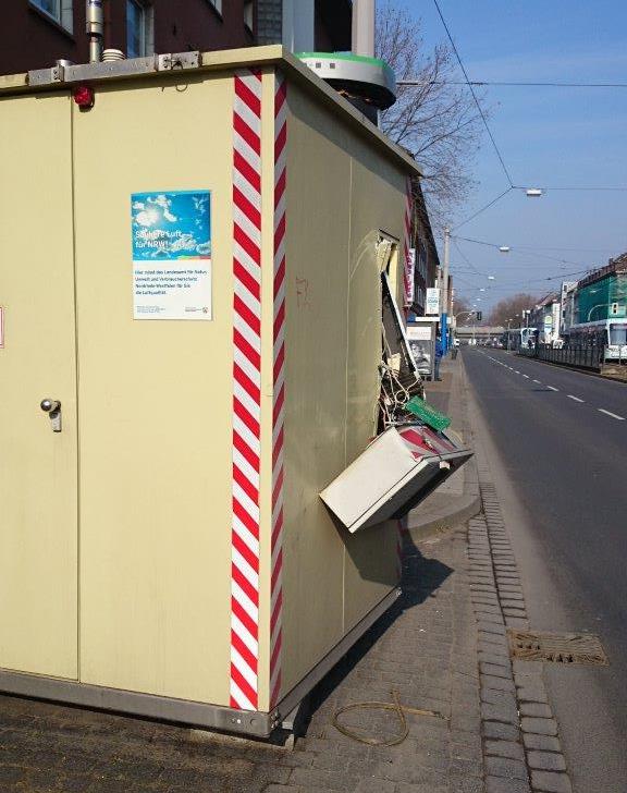 Bild "LANUV-Messcontainer, Gelsenkirchen"; © LANUV. Der Abdruck des Fotos ist nur bei Nennung des Autors und in Verbindung mit dieser Pressemitteilung kostenfrei. Bild "LANUV-Messcontainer, Gelsenkirchen"; © LANUV. Der Abdruck des Fotos ist nur bei Nennung des Autors und in Verbindung mit dieser Pressemitteilung kostenfrei.