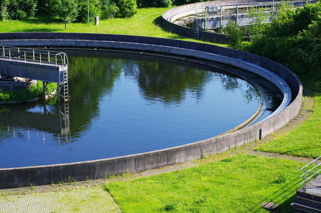Klärbecken, Foto:fotolia/darknightsky