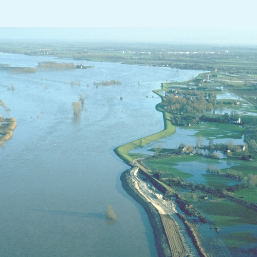 Ein Foto aus der Vogelperspektive zeigt den Niederrhein, wie er großflächig über die Ufer tritt.